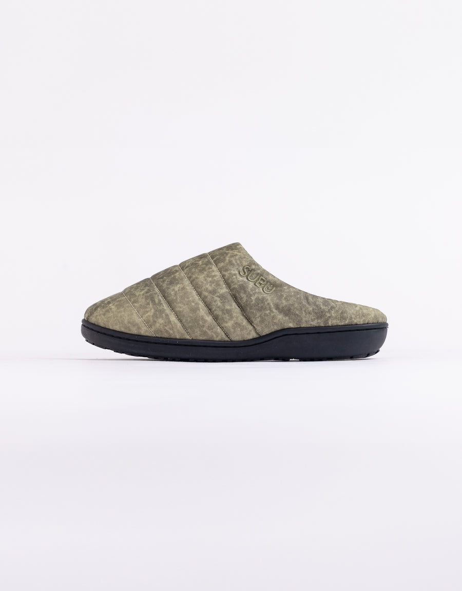 リラックスサンダル〈SUBU〉とのコラボレーションによって生まれた、特別仕様のフットギア。
アッパーにはANACHRONORMが独自の加工を施したナイロンオックスを採用。
染料の濃度や色味を幾度も検証し、洗いをかけることで偶発的なムラや陰影が生まれ、ひとつひとつランダムな表情を持つ一足が完成しました。
ふんわりと包み込む起毛ライニングと4層構造のインソールが、ダウンのようなぬくもりと心地よい弾力を生み出します。
SUBUの機能性にANACHRONORMのクラフト感が融合した、冬の定番を新たに更新する一足です。
カラーはベージュ。