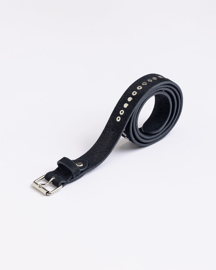リベットパーツを装飾した黒色のレザーベルト