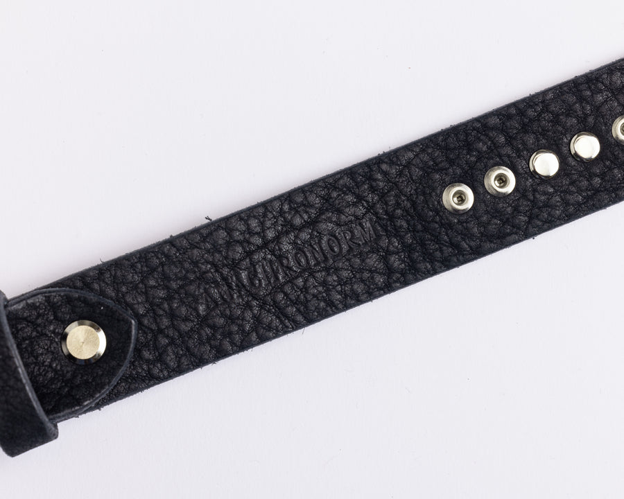 リベットパーツを装飾した黒色のレザーベルト