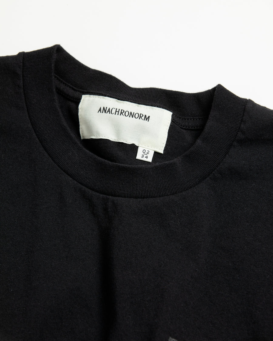 AN366 STICKER MOTIF PRINTED S/S T-S BLACK