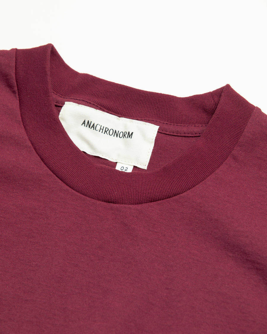 AN366 STICKER MOTIF PRINTED S/S T-S BURGUNDY