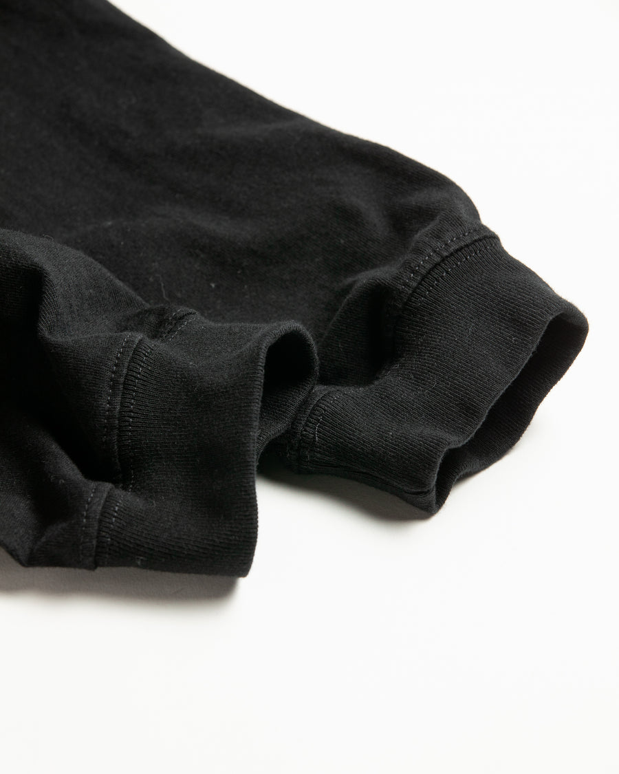 イギリス出身バンドをモチーフにした黒色のロングスリーブTシャツ