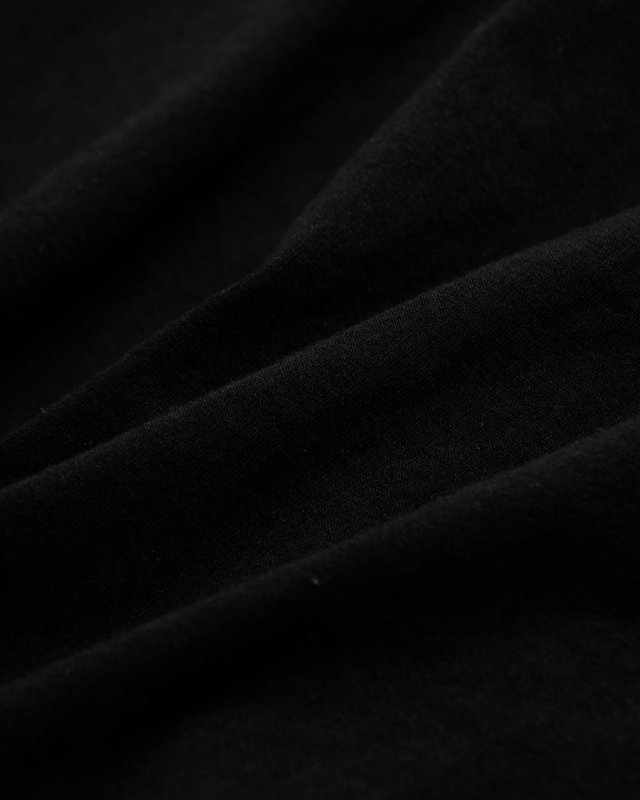 イギリス出身バンドをモチーフにした黒色のロングスリーブTシャツ