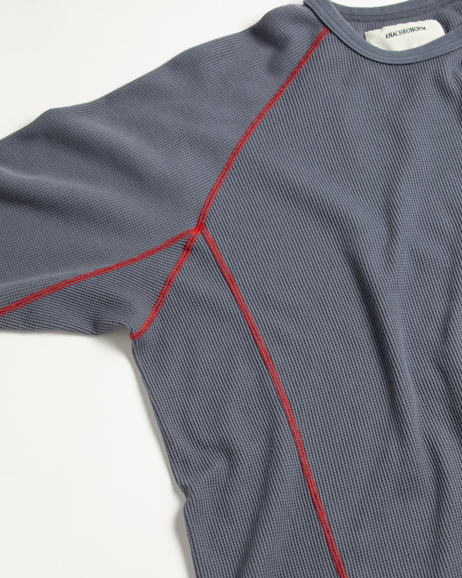 本体とは異なるカラーのステッチを配色としてデザインした中肉のブルーグレイ色のワッフルロンT