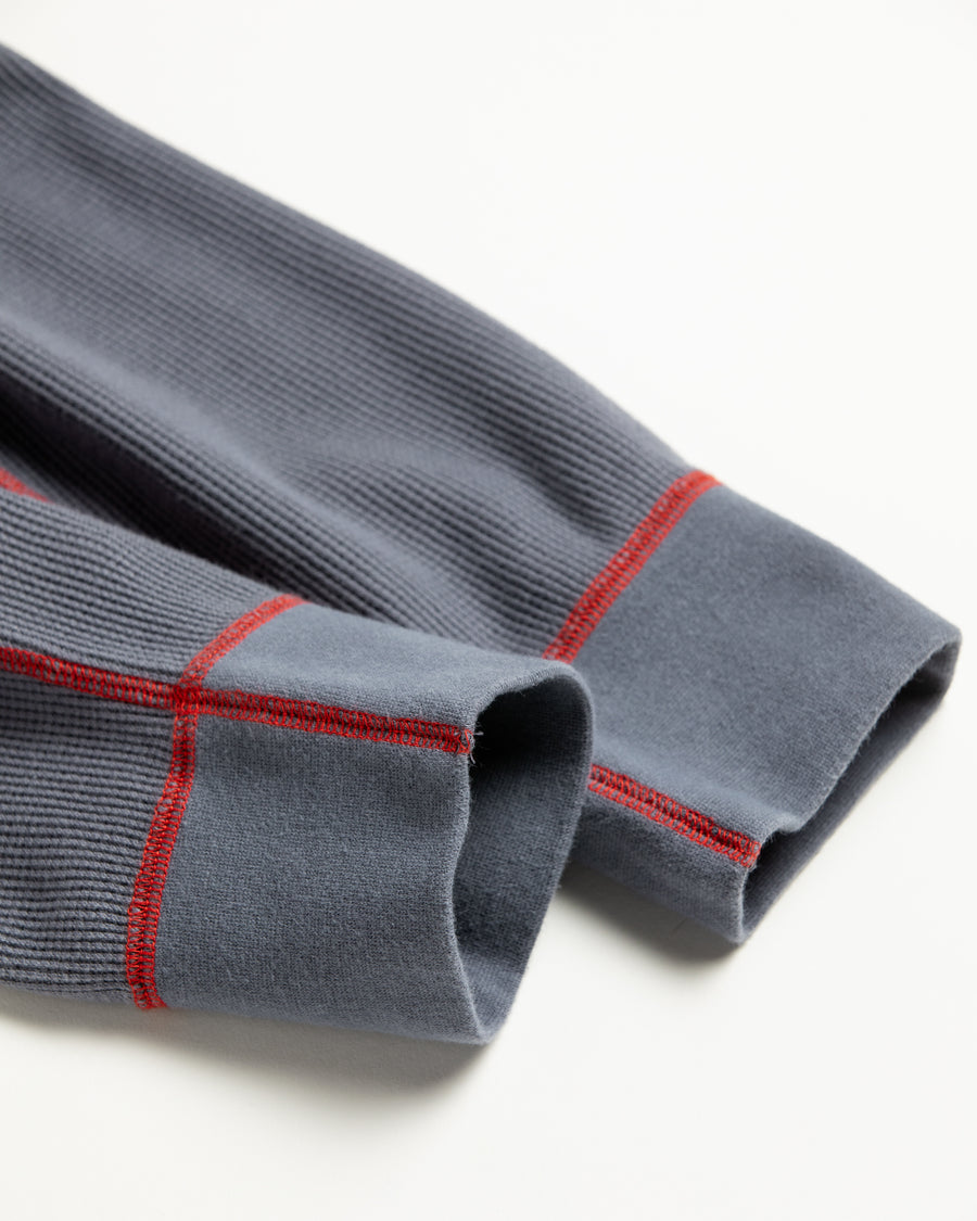 本体とは異なるカラーのステッチを配色としてデザインした中肉のブルーグレイ色のワッフルロンT