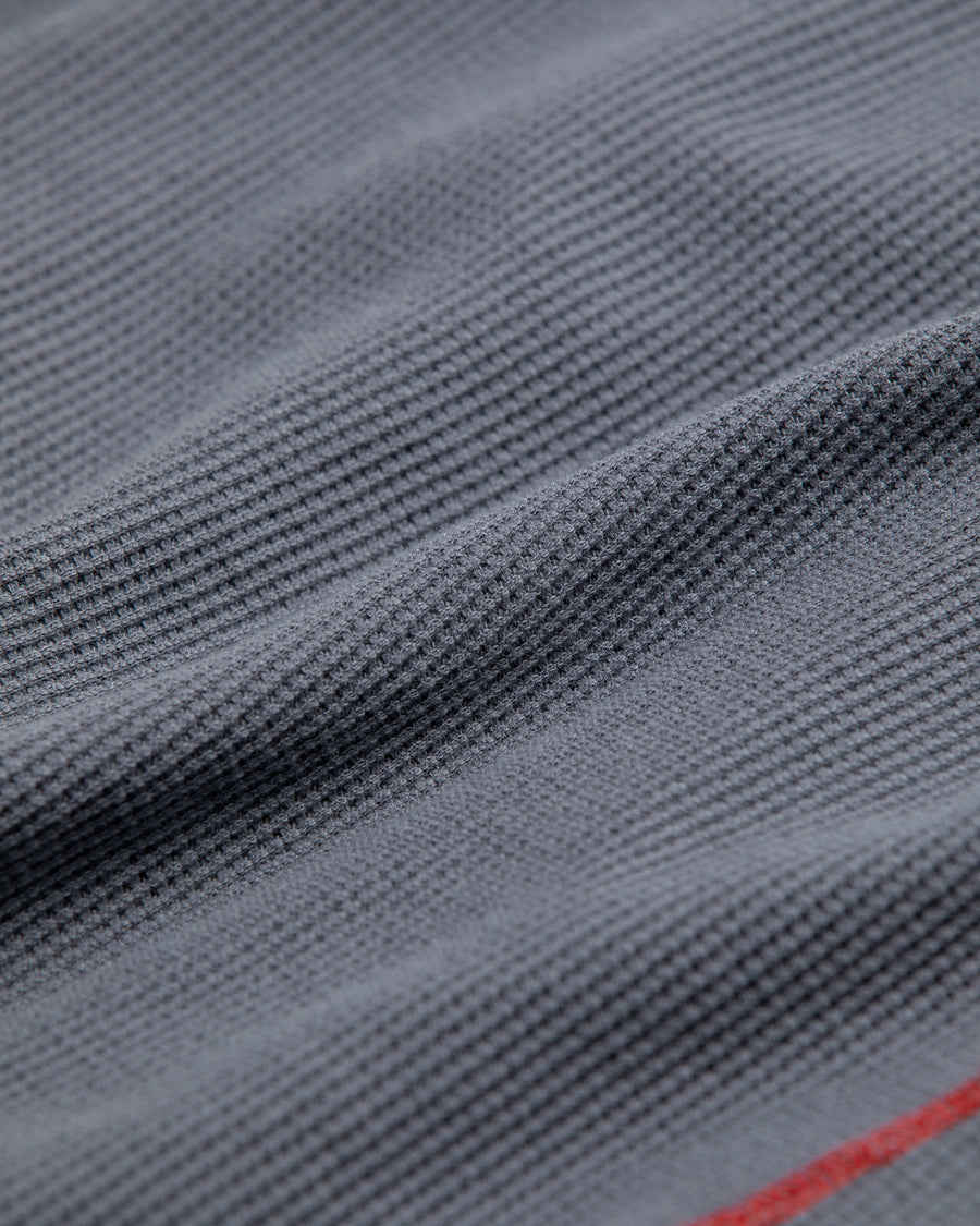 本体とは異なるカラーのステッチを配色としてデザインした中肉のブルーグレイ色のワッフルロンT