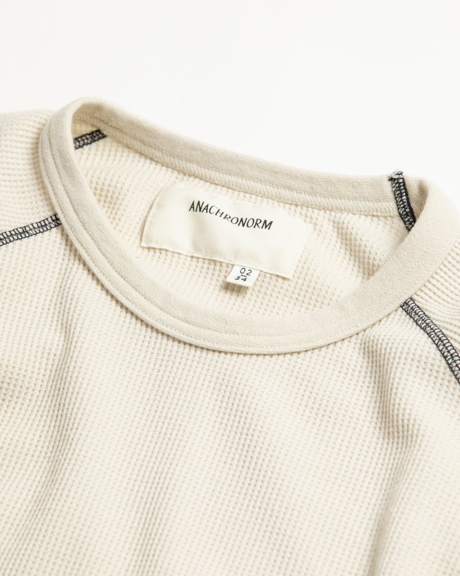 本体とは異なるカラーのステッチを配色としてデザインした中肉のベージュ色のワッフルロンT