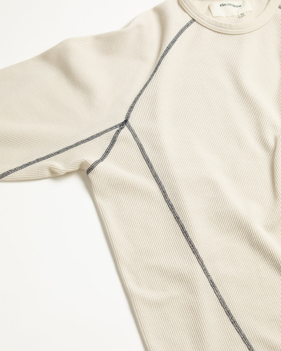 本体とは異なるカラーのステッチを配色としてデザインした中肉のベージュ色のワッフルロンT