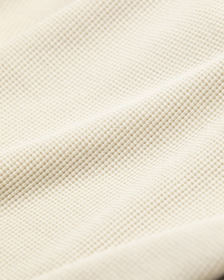 本体とは異なるカラーのステッチを配色としてデザインした中肉のベージュ色のワッフルロンT