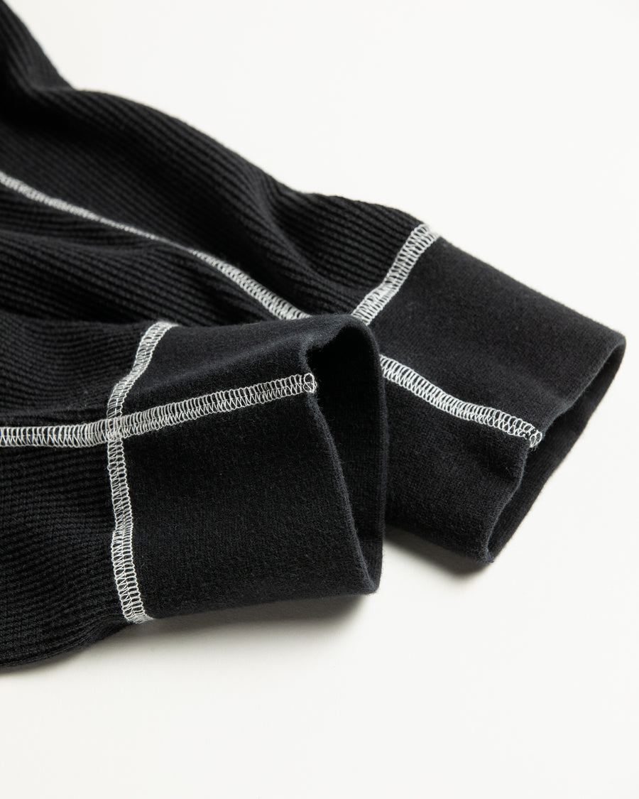 本体とは異なるカラーのステッチを配色としてデザインした中肉の黒色のワッフルロンT