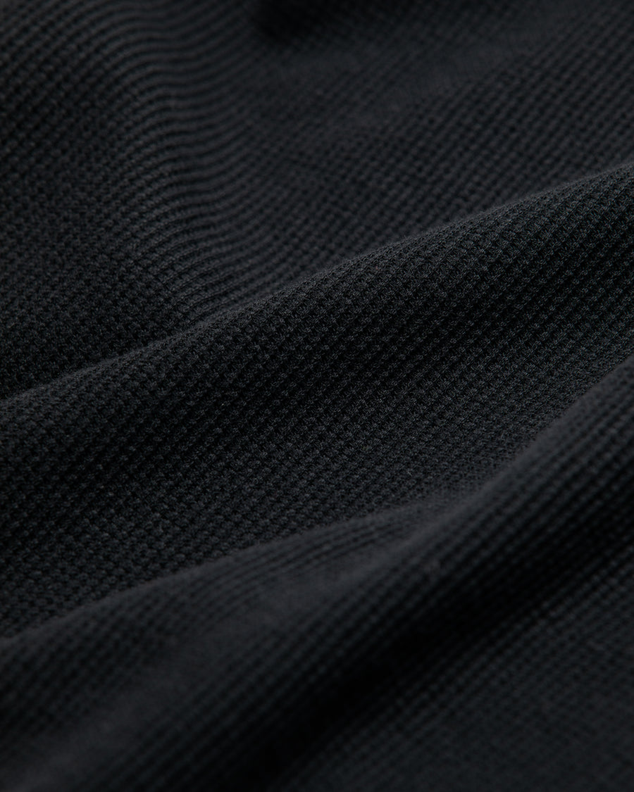 本体とは異なるカラーのステッチを配色としてデザインした中肉の黒色のワッフルロンT