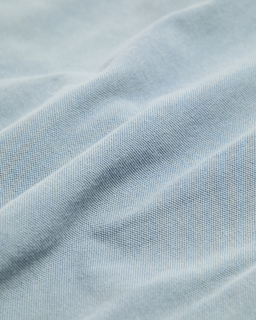 鹿の子生地を使用し硫化染サスティナブルブリーチ加工しダメージを加えたライトブルー色のロングスリーブTシャツ