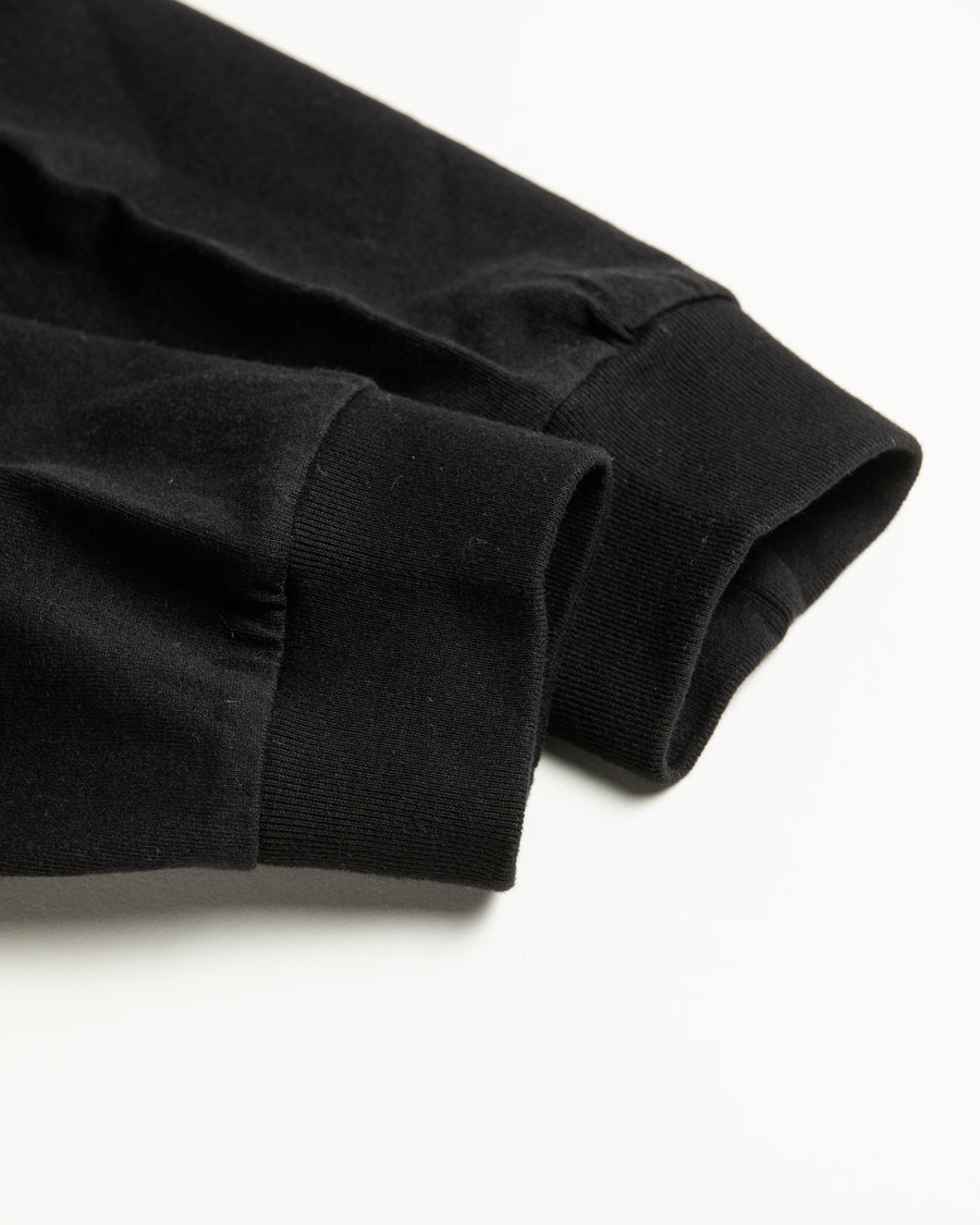 左胸にANACHRONORMのミニ刺繍が入っているベーシックな黒色のロングスリーブTシャツ