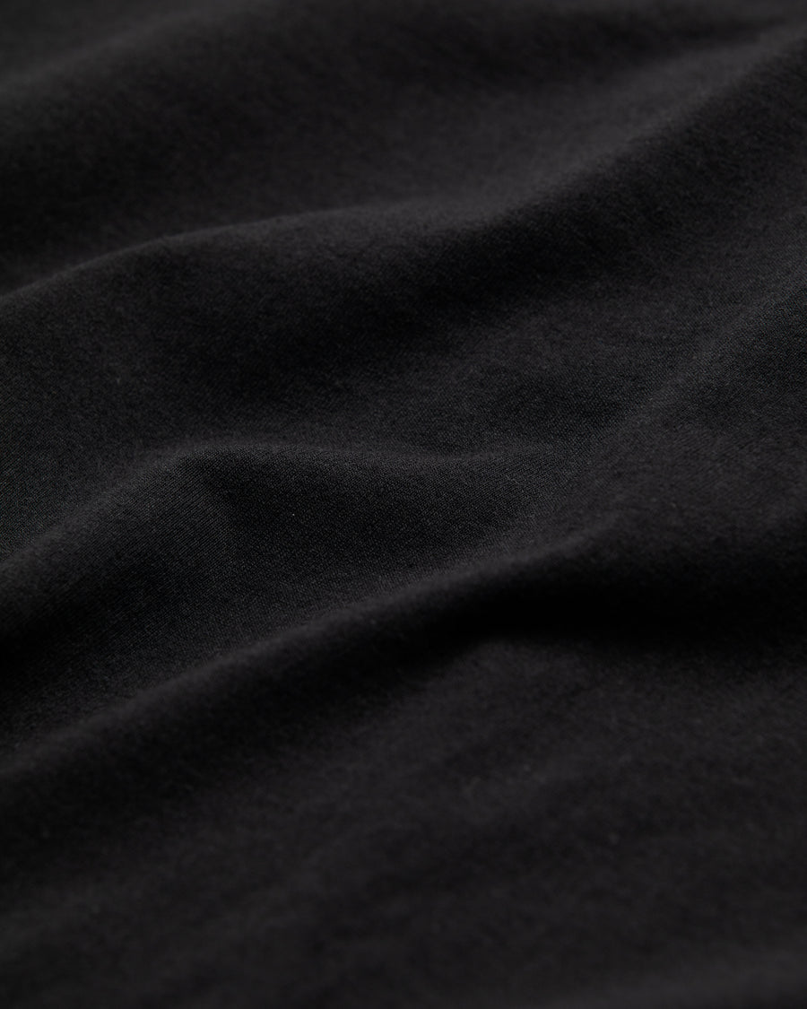 左胸にANACHRONORMのミニ刺繍が入っているベーシックな黒色のロングスリーブTシャツ