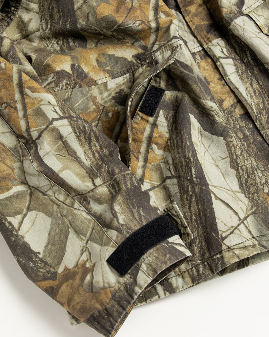 U.S. ARMYのフィールドジャケットをベースに再構築したパーカー。
中綿キルティングで重すぎず、長いシーズン着用可能です。
表地にはパラフィンコーティングを施し、軽い撥水性を付与。
20/リップストップ生地は高密度で裂けにくく耐久性も抜群。
マットな質感としなやかな風合いが特徴です。
仕上げにバイオウォッシュ加工を施しています。
A refined take on the U.S. Army field jacket silhouette.
Medium-weight quilted padding keeps it versatile across seasons.
The paraffin-coated outer provides light water repellency.
Crafted from 20/ripstop fabric for durability and tear resistance.
Features a matte appearance with a soft, supple texture.
Finished with a bio-wash treatment.