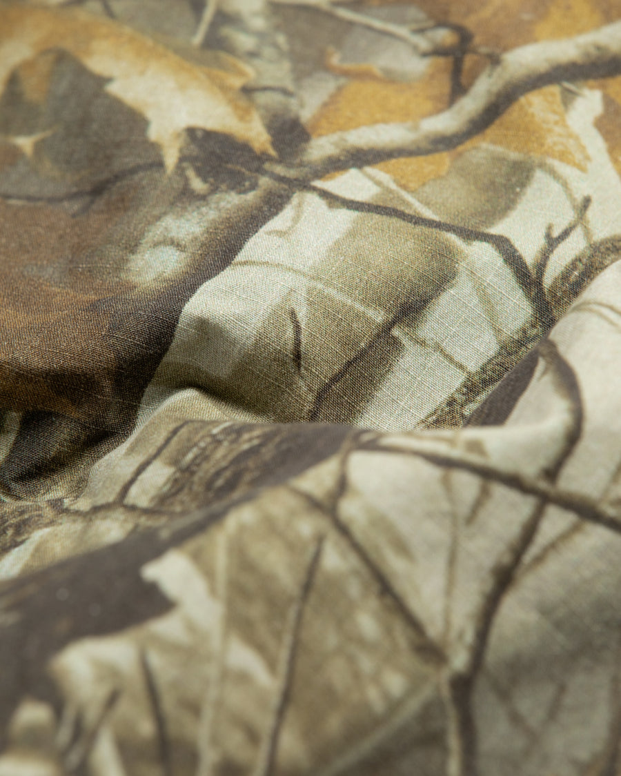 U.S. ARMYのフィールドジャケットをベースに再構築したパーカー。
中綿キルティングで重すぎず、長いシーズン着用可能です。
表地にはパラフィンコーティングを施し、軽い撥水性を付与。
20/リップストップ生地は高密度で裂けにくく耐久性も抜群。
マットな質感としなやかな風合いが特徴です。
仕上げにバイオウォッシュ加工を施しています。
A refined take on the U.S. Army field jacket silhouette.
Medium-weight quilted padding keeps it versatile across seasons.
The paraffin-coated outer provides light water repellency.
Crafted from 20/ripstop fabric for durability and tear resistance.
Features a matte appearance with a soft, supple texture.
Finished with a bio-wash treatment.