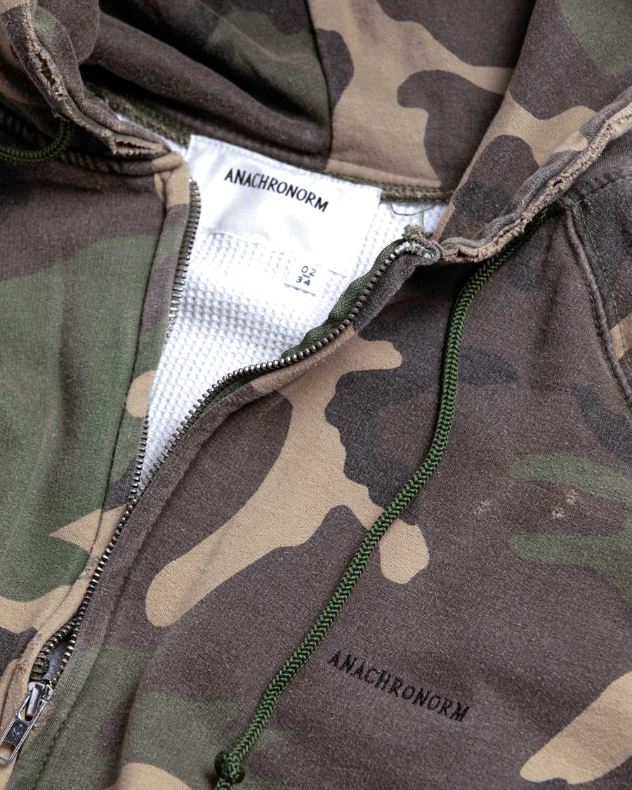 裏毛に保温性を兼ね備えたサーマル地を合わせた迷彩柄のフルジップパーカー