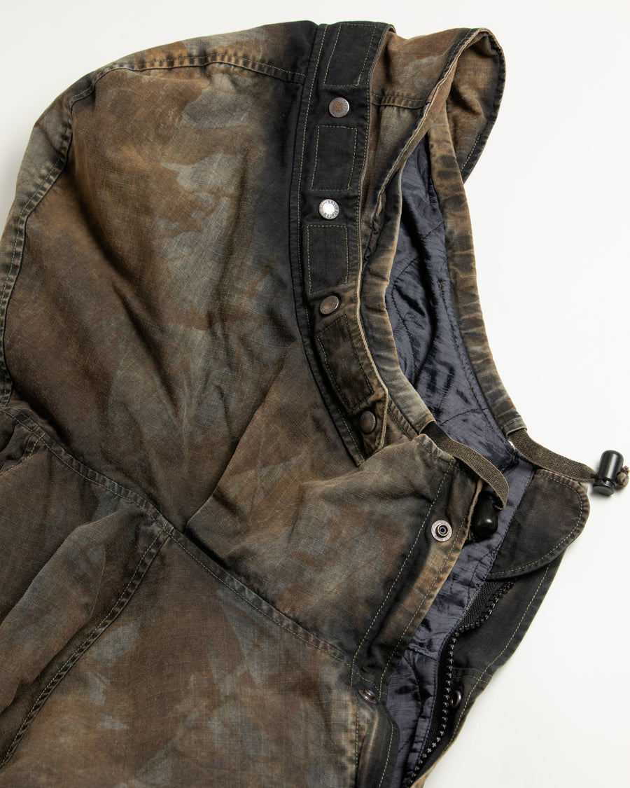 U.S. ARMYのフィールドジャケットをベースに再構築したパーカー。
中綿キルティングを採用し、重すぎず長いシーズン着用可能。
表地はパラフィンコーティングによる軽い撥水性を備えています。
20/リップストップ生地は裂けにくく、マットでしなやかな質感が特徴。
硫化染め後、水を一切使わないサステナブルブリーチを施した特別加工。
独特の風合いと環境配慮を両立した一着です。
A refined take on the U.S. Army field jacket silhouette.
Medium-weight quilted padding offers seasonal versatility without excess bulk.
The paraffin-coated shell provides light water repellency.
Crafted from durable 20/ripstop with a matte, supple texture.
Finished with sulfide dye and a fully water-free sustainable bleachi