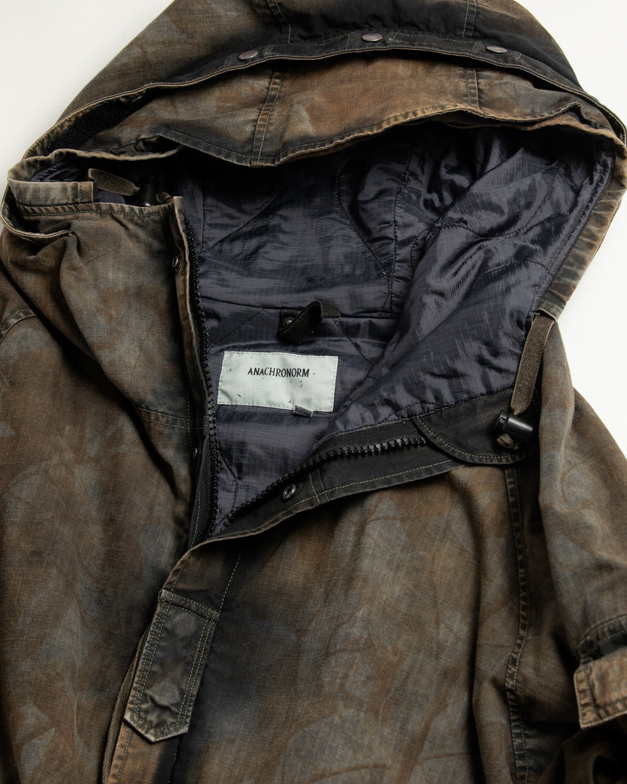 U.S. ARMYのフィールドジャケットをベースに再構築したパーカー。
中綿キルティングを採用し、重すぎず長いシーズン着用可能。
表地はパラフィンコーティングによる軽い撥水性を備えています。
20/リップストップ生地は裂けにくく、マットでしなやかな質感が特徴。
硫化染め後、水を一切使わないサステナブルブリーチを施した特別加工。
独特の風合いと環境配慮を両立した一着です。
A refined take on the U.S. Army field jacket silhouette.
Medium-weight quilted padding offers seasonal versatility without excess bulk.
The paraffin-coated shell provides light water repellency.
Crafted from durable 20/ripstop with a matte, supple texture.
Finished with sulfide dye and a fully water-free sustainable bleachi