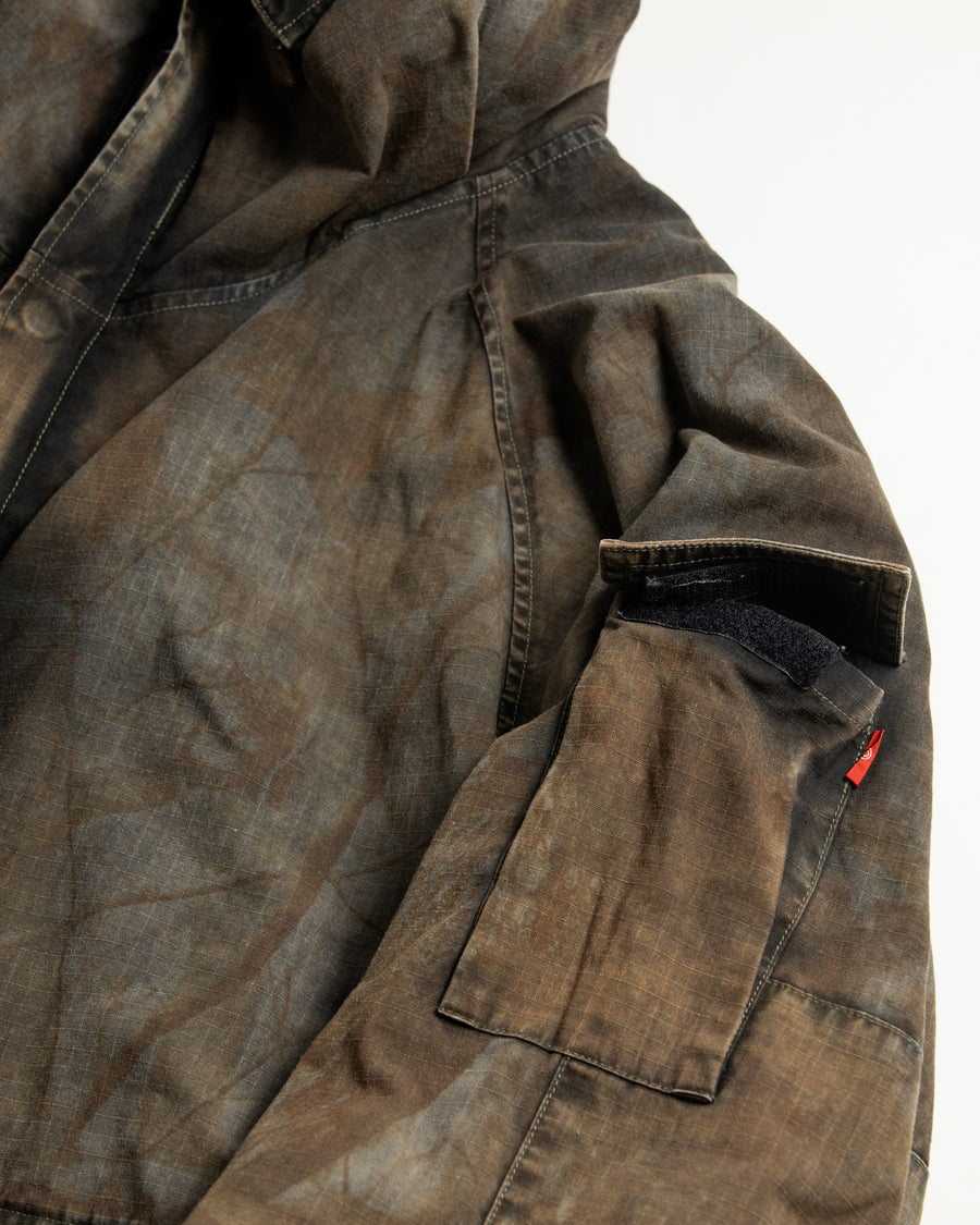 U.S. ARMYのフィールドジャケットをベースに再構築したパーカー。
中綿キルティングを採用し、重すぎず長いシーズン着用可能。
表地はパラフィンコーティングによる軽い撥水性を備えています。
20/リップストップ生地は裂けにくく、マットでしなやかな質感が特徴。
硫化染め後、水を一切使わないサステナブルブリーチを施した特別加工。
独特の風合いと環境配慮を両立した一着です。
A refined take on the U.S. Army field jacket silhouette.
Medium-weight quilted padding offers seasonal versatility without excess bulk.
The paraffin-coated shell provides light water repellency.
Crafted from durable 20/ripstop with a matte, supple texture.
Finished with sulfide dye and a fully water-free sustainable bleachi