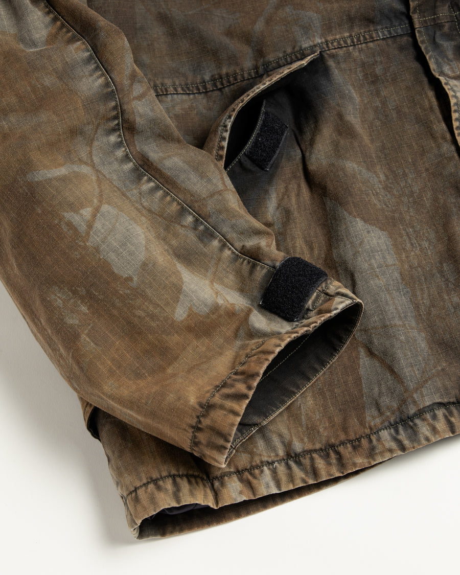 U.S. ARMYのフィールドジャケットをベースに再構築したパーカー。
中綿キルティングを採用し、重すぎず長いシーズン着用可能。
表地はパラフィンコーティングによる軽い撥水性を備えています。
20/リップストップ生地は裂けにくく、マットでしなやかな質感が特徴。
硫化染め後、水を一切使わないサステナブルブリーチを施した特別加工。
独特の風合いと環境配慮を両立した一着です。
A refined take on the U.S. Army field jacket silhouette.
Medium-weight quilted padding offers seasonal versatility without excess bulk.
The paraffin-coated shell provides light water repellency.
Crafted from durable 20/ripstop with a matte, supple texture.
Finished with sulfide dye and a fully water-free sustainable bleachi