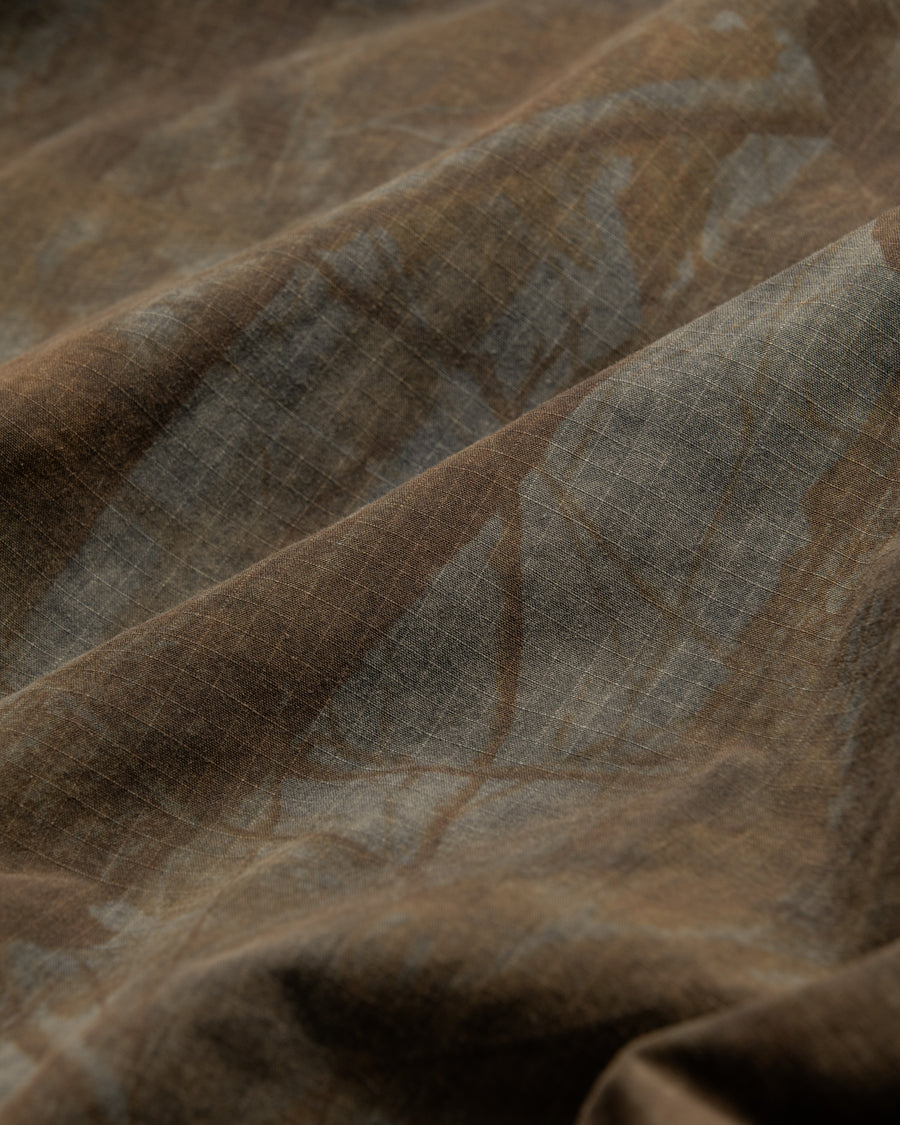 U.S. ARMYのフィールドジャケットをベースに再構築したパーカー。
中綿キルティングを採用し、重すぎず長いシーズン着用可能。
表地はパラフィンコーティングによる軽い撥水性を備えています。
20/リップストップ生地は裂けにくく、マットでしなやかな質感が特徴。
硫化染め後、水を一切使わないサステナブルブリーチを施した特別加工。
独特の風合いと環境配慮を両立した一着です。
A refined take on the U.S. Army field jacket silhouette.
Medium-weight quilted padding offers seasonal versatility without excess bulk.
The paraffin-coated shell provides light water repellency.
Crafted from durable 20/ripstop with a matte, supple texture.
Finished with sulfide dye and a fully water-free sustainable bleachi