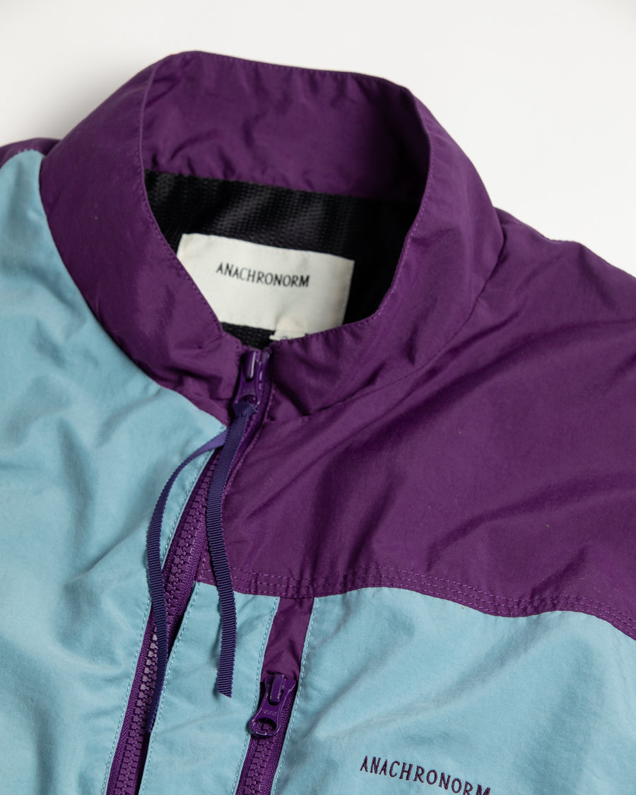 総裏メッシュのウィンドブレーカー。
90年代の某アウトドアブランドからイメージし、ブルーとパープルの配色のデザインが特徴です。