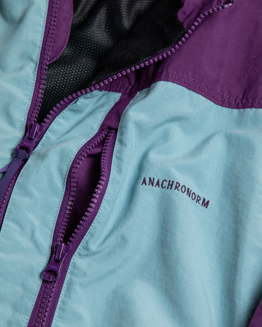 総裏メッシュのウィンドブレーカー。
90年代の某アウトドアブランドからイメージし、ブルーとパープルの配色のデザインが特徴です。