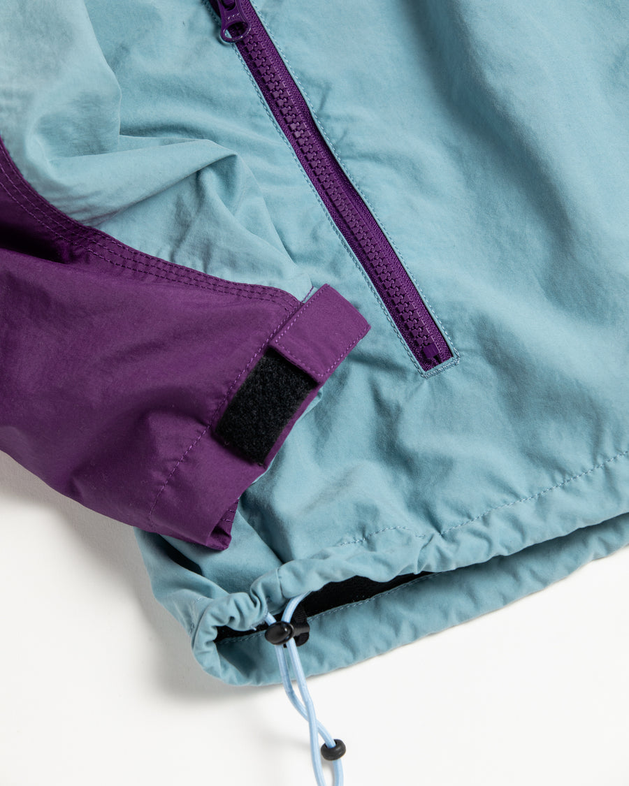 総裏メッシュのウィンドブレーカー。
90年代の某アウトドアブランドからイメージし、ブルーとパープルの配色のデザインが特徴です。