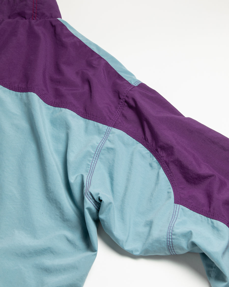 総裏メッシュのウィンドブレーカー。
90年代の某アウトドアブランドからイメージし、ブルーとパープルの配色のデザインが特徴です。