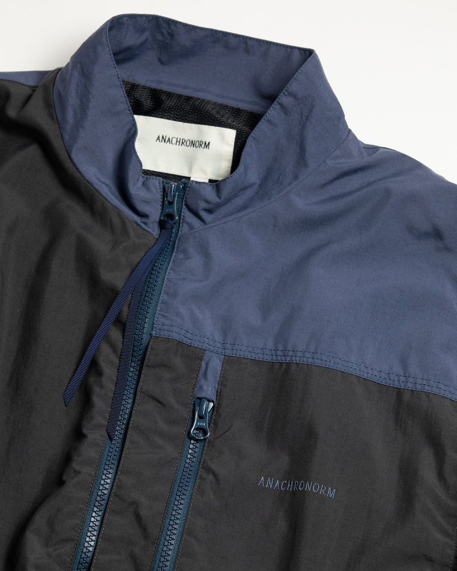 総裏メッシュのウィンドブレーカー。
90年代の某アウトドアブランドからイメージし、ネイビーとブラックの配色のデザインが特徴です。