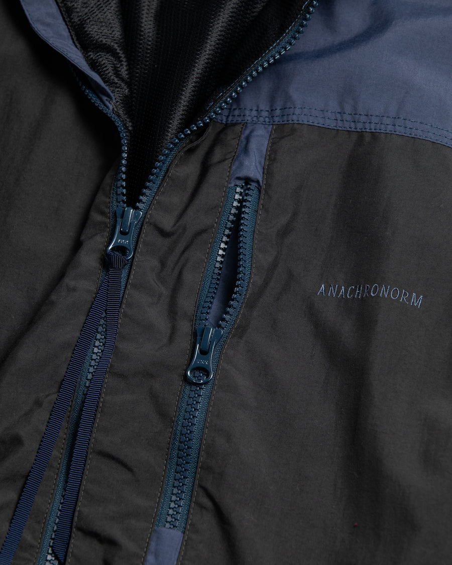 総裏メッシュのウィンドブレーカー。
90年代の某アウトドアブランドからイメージし、ネイビーとブラックの配色のデザインが特徴です。