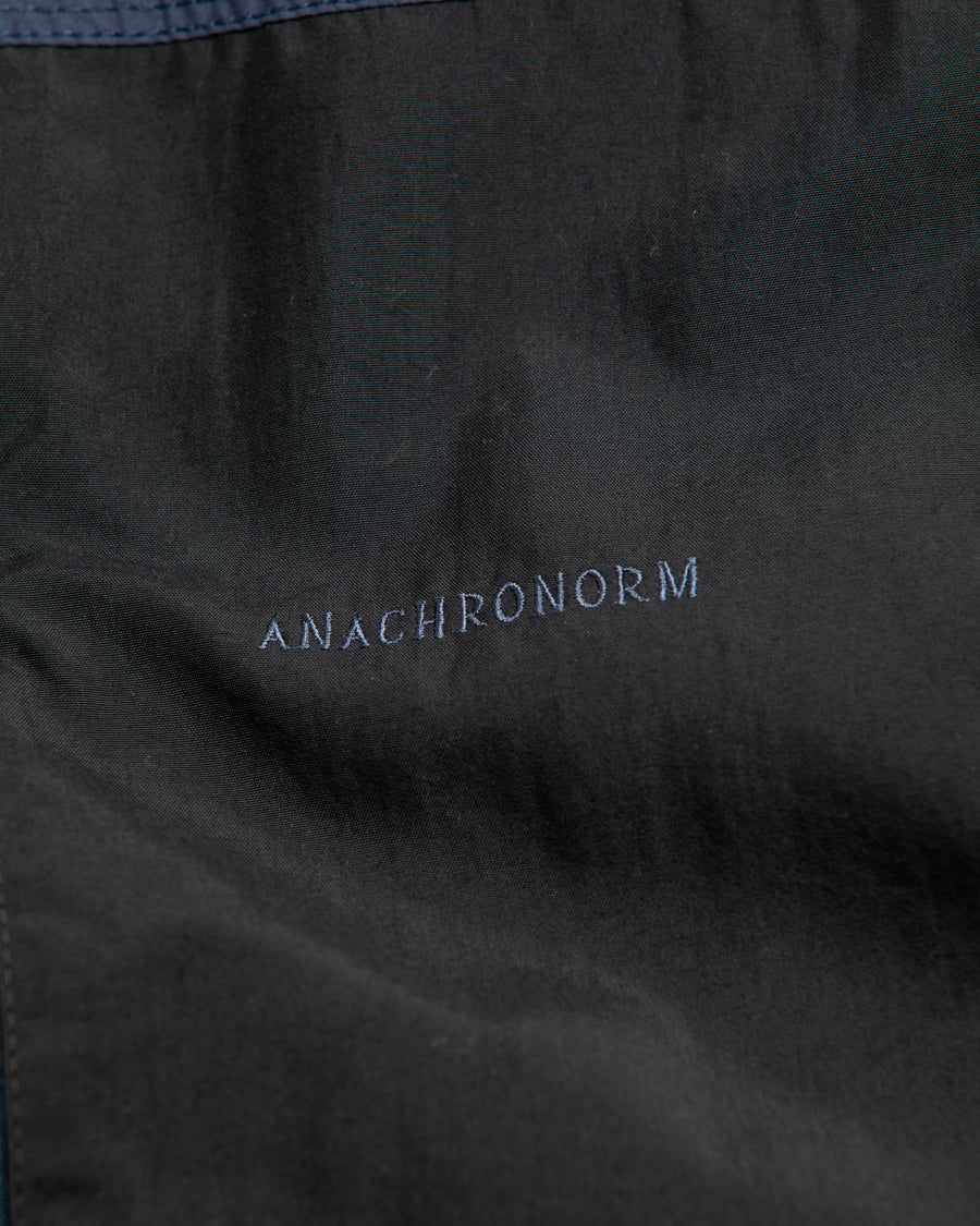 総裏メッシュのウィンドブレーカー。
90年代の某アウトドアブランドからイメージし、ネイビーとブラックの配色のデザインが特徴です。