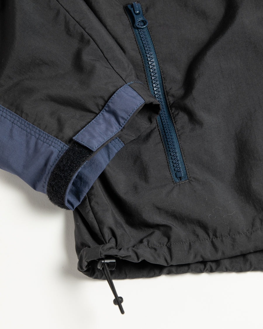 総裏メッシュのウィンドブレーカー。
90年代の某アウトドアブランドからイメージし、ネイビーとブラックの配色のデザインが特徴です。