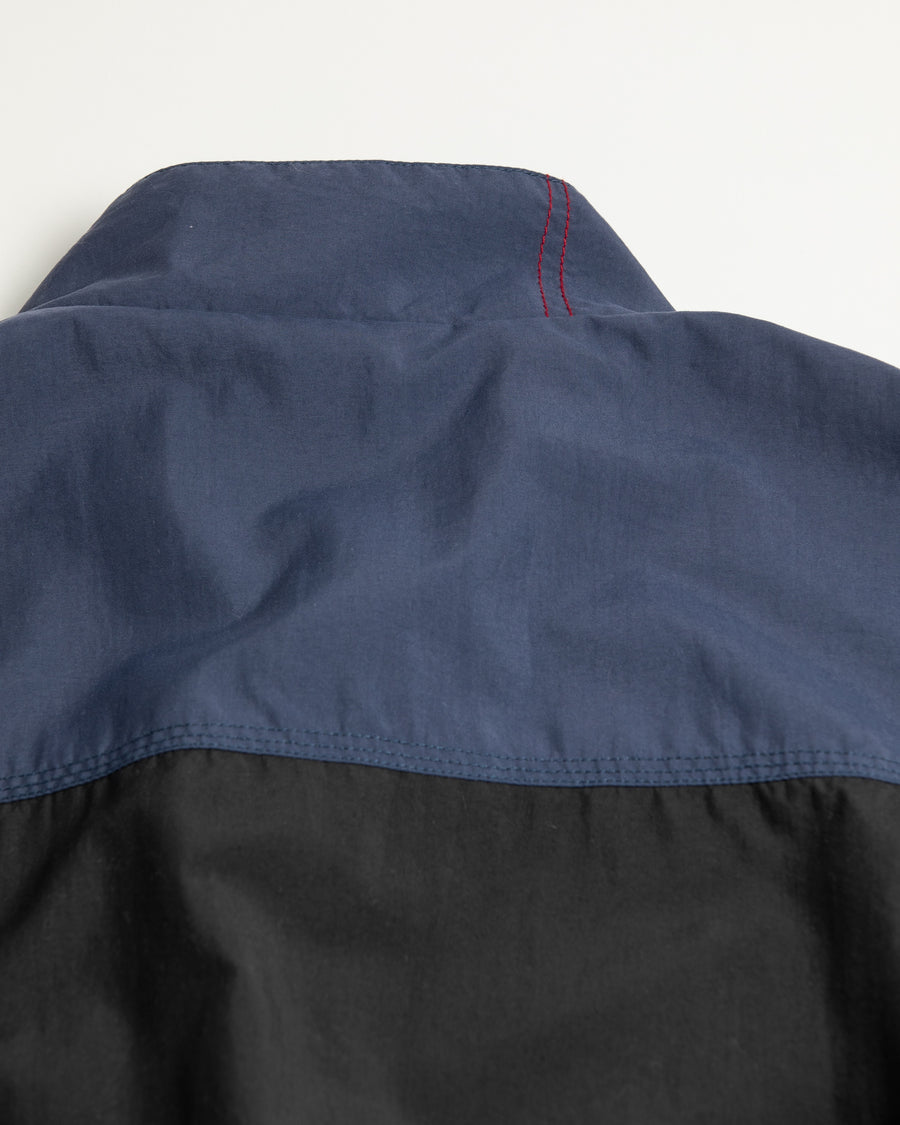 総裏メッシュのウィンドブレーカー。
90年代の某アウトドアブランドからイメージし、ネイビーとブラックの配色のデザインが特徴です。