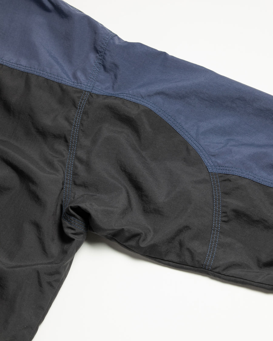 総裏メッシュのウィンドブレーカー。
90年代の某アウトドアブランドからイメージし、ネイビーとブラックの配色のデザインが特徴です。