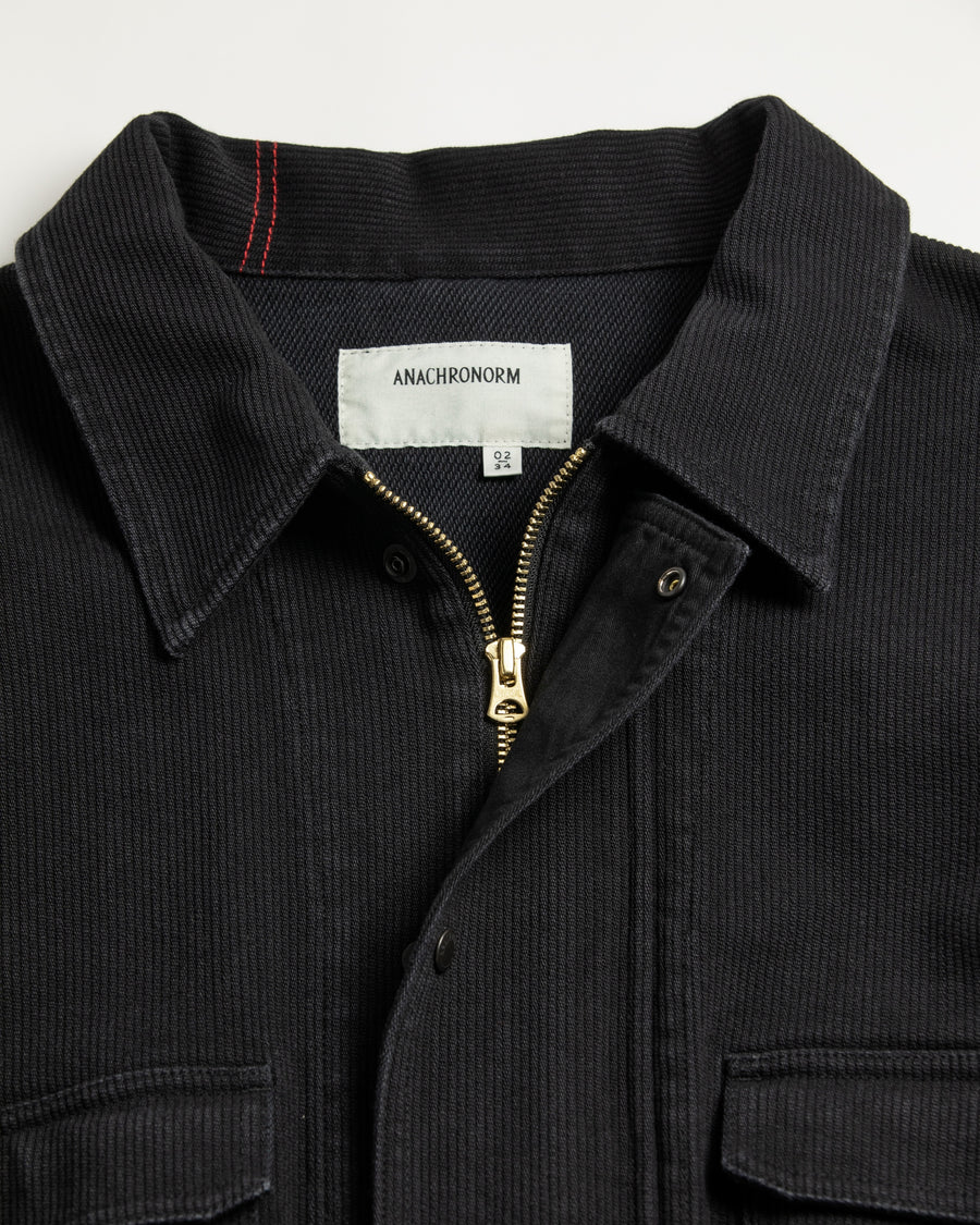 ヘビーピケワークジャケットは、上質で肉厚なピケ素材を使用し、無骨さときれいな落ち感を兼ね備えた一着です。13オンスの先染め硫化ピケは重厚感と柔らかさが特徴で、着用を重ねることで硫化染料ならではの味わい深い経年変化が生まれます。加工はワンウォッシュ仕上げです。
The Heavy Pique Work Jacket is made from premium, heavyweight pique fabric that blends rugged character with a clean, refined drape. The 13oz pre-dyed sulfide pique offers both substantial weight and softness, gradually developing a rich patina with wear. The jacket is finished with a one-wash treatment.