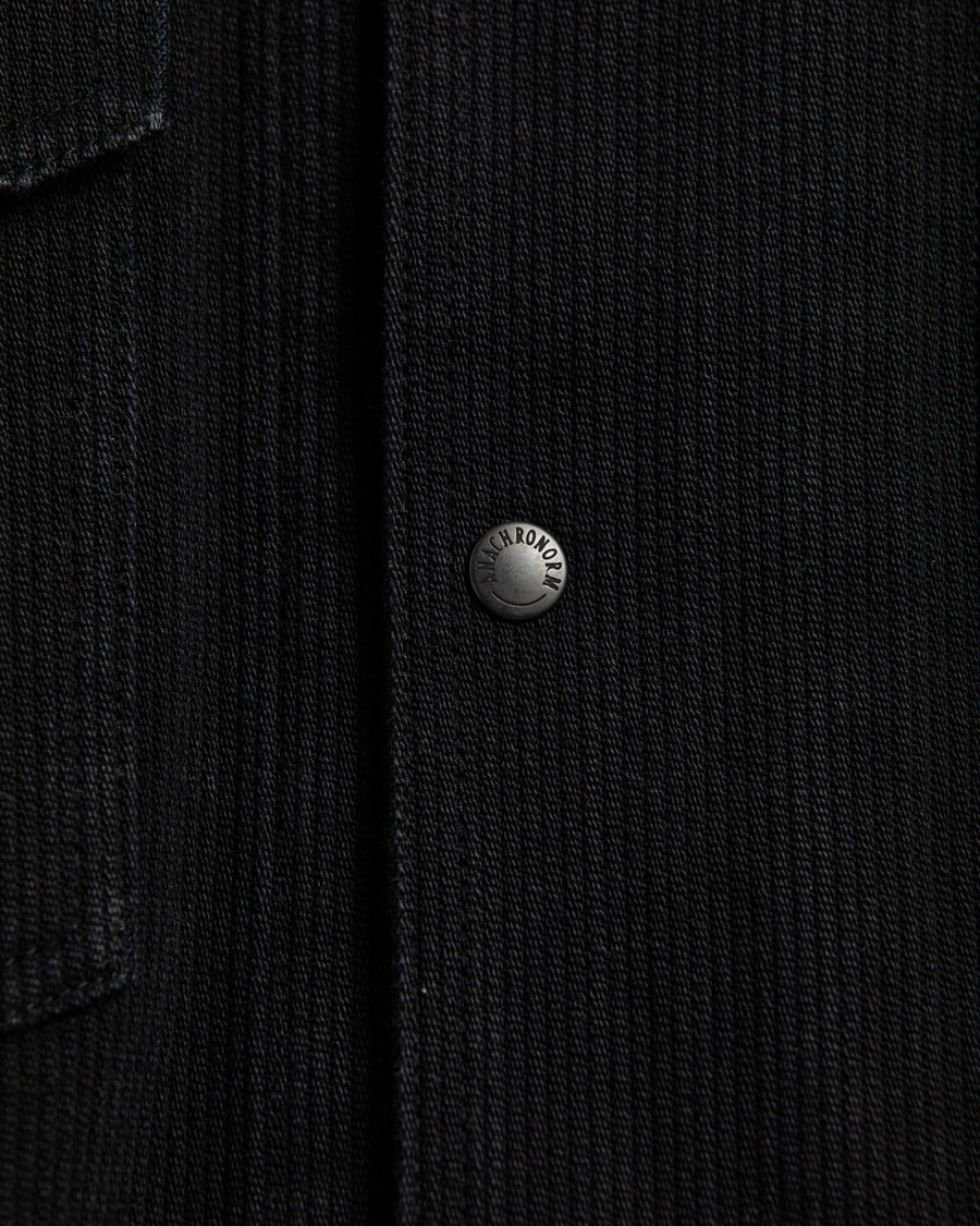 ヘビーピケワークジャケットは、上質で肉厚なピケ素材を使用し、無骨さときれいな落ち感を兼ね備えた一着です。13オンスの先染め硫化ピケは重厚感と柔らかさが特徴で、着用を重ねることで硫化染料ならではの味わい深い経年変化が生まれます。加工はワンウォッシュ仕上げです。
The Heavy Pique Work Jacket is made from premium, heavyweight pique fabric that blends rugged character with a clean, refined drape. The 13oz pre-dyed sulfide pique offers both substantial weight and softness, gradually developing a rich patina with wear. The jacket is finished with a one-wash treatment.