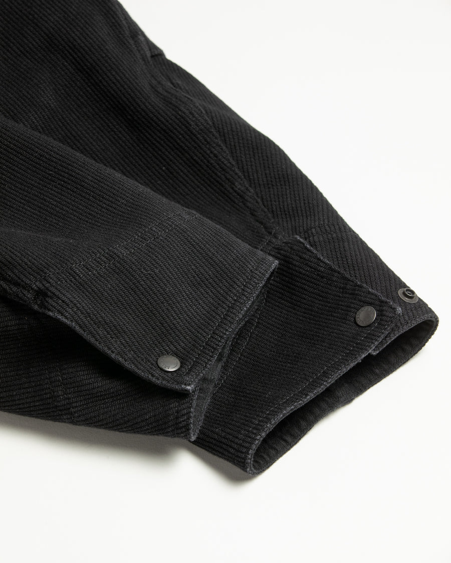 ヘビーピケワークジャケットは、上質で肉厚なピケ素材を使用し、無骨さときれいな落ち感を兼ね備えた一着です。13オンスの先染め硫化ピケは重厚感と柔らかさが特徴で、着用を重ねることで硫化染料ならではの味わい深い経年変化が生まれます。加工はワンウォッシュ仕上げです。
The Heavy Pique Work Jacket is made from premium, heavyweight pique fabric that blends rugged character with a clean, refined drape. The 13oz pre-dyed sulfide pique offers both substantial weight and softness, gradually developing a rich patina with wear. The jacket is finished with a one-wash treatment.