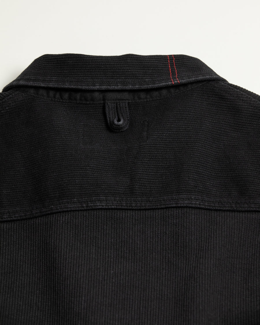 ヘビーピケワークジャケットは、上質で肉厚なピケ素材を使用し、無骨さときれいな落ち感を兼ね備えた一着です。13オンスの先染め硫化ピケは重厚感と柔らかさが特徴で、着用を重ねることで硫化染料ならではの味わい深い経年変化が生まれます。加工はワンウォッシュ仕上げです。
The Heavy Pique Work Jacket is made from premium, heavyweight pique fabric that blends rugged character with a clean, refined drape. The 13oz pre-dyed sulfide pique offers both substantial weight and softness, gradually developing a rich patina with wear. The jacket is finished with a one-wash treatment.