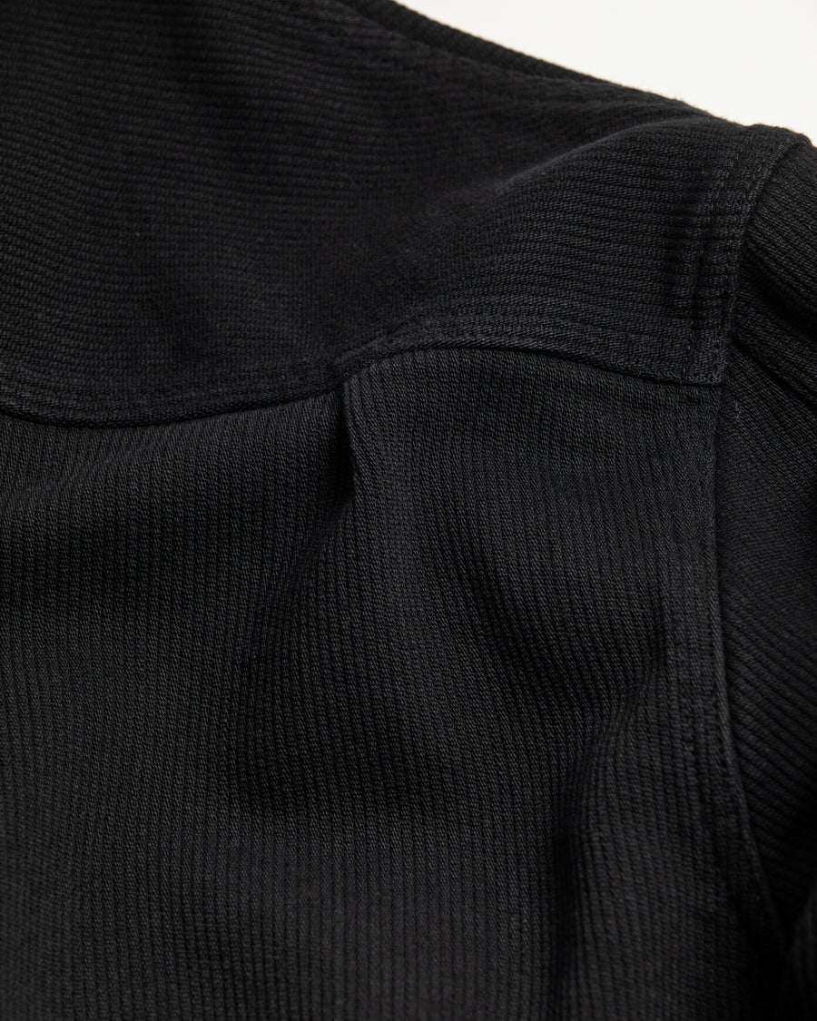 ヘビーピケワークジャケットは、上質で肉厚なピケ素材を使用し、無骨さときれいな落ち感を兼ね備えた一着です。13オンスの先染め硫化ピケは重厚感と柔らかさが特徴で、着用を重ねることで硫化染料ならではの味わい深い経年変化が生まれます。加工はワンウォッシュ仕上げです。
The Heavy Pique Work Jacket is made from premium, heavyweight pique fabric that blends rugged character with a clean, refined drape. The 13oz pre-dyed sulfide pique offers both substantial weight and softness, gradually developing a rich patina with wear. The jacket is finished with a one-wash treatment.