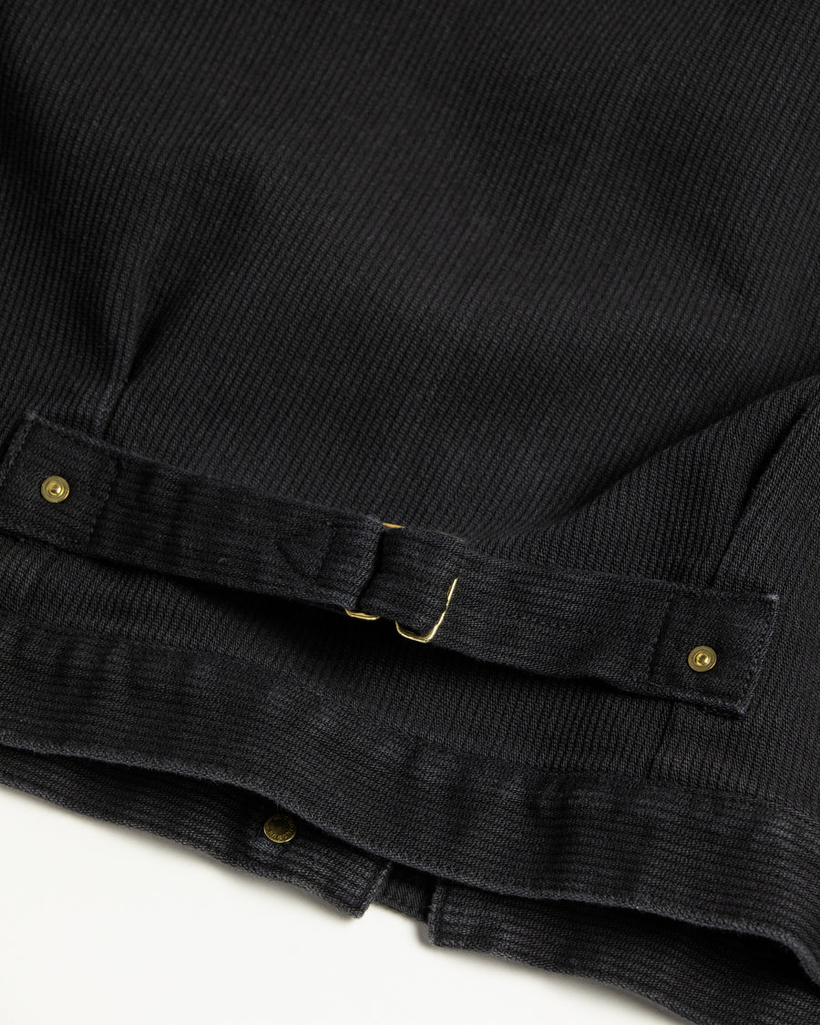 ヘビーピケワークジャケットは、上質で肉厚なピケ素材を使用し、無骨さときれいな落ち感を兼ね備えた一着です。13オンスの先染め硫化ピケは重厚感と柔らかさが特徴で、着用を重ねることで硫化染料ならではの味わい深い経年変化が生まれます。加工はワンウォッシュ仕上げです。
The Heavy Pique Work Jacket is made from premium, heavyweight pique fabric that blends rugged character with a clean, refined drape. The 13oz pre-dyed sulfide pique offers both substantial weight and softness, gradually developing a rich patina with wear. The jacket is finished with a one-wash treatment.