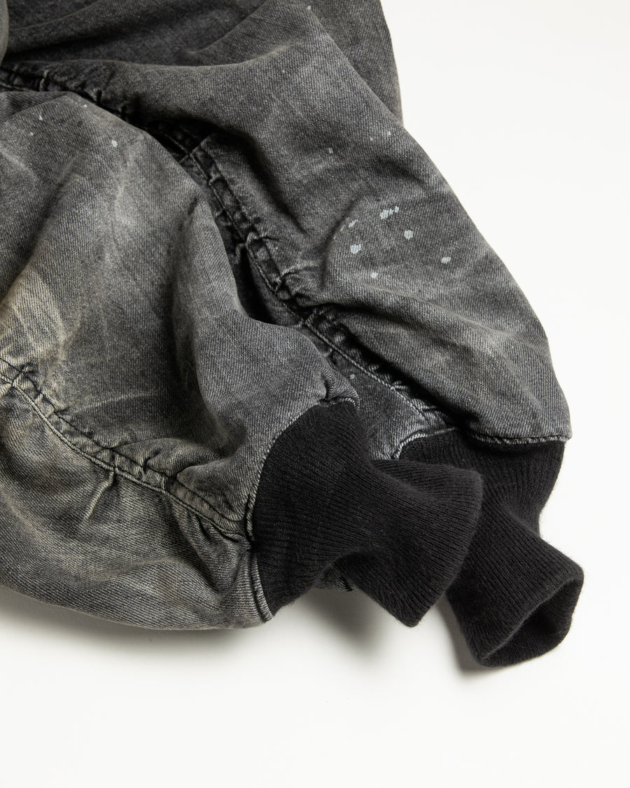 【 商品名：エイジングデュアルデニムMA-1 】

本製品は、ブランドのメイン素材であるデニムを使用し、ディティールを忠実に再現しながらシルエットを整えたブラックカラーのMA-1ジャケットです。中綿は入っていませんが、ライトオンスデニムを採用し、二重縫製によって柔らかく程よい肉感のある着心地に仕上げています。生地にはムラ糸を使用した8ozデニムを採用しており、シャープなムラ形状と粗野な風合いがより一層ヴィンテージ感を引き立てます。さらに加工には、全体にリアルなアタリ感を与えるエイジング加工を施し、深みのある表情を持たせています。