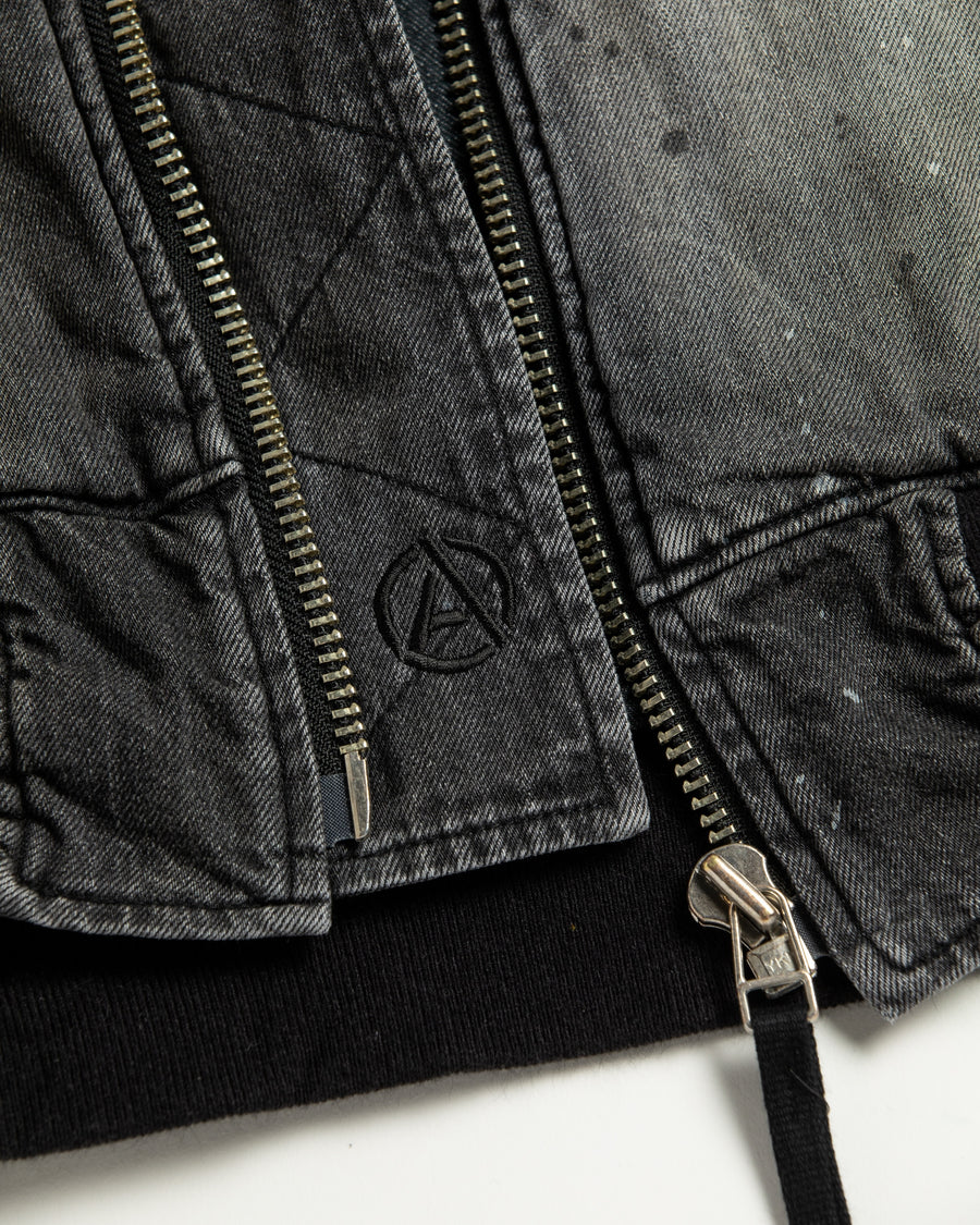 【 商品名：エイジングデュアルデニムMA-1 】

本製品は、ブランドのメイン素材であるデニムを使用し、ディティールを忠実に再現しながらシルエットを整えたブラックカラーのMA-1ジャケットです。中綿は入っていませんが、ライトオンスデニムを採用し、二重縫製によって柔らかく程よい肉感のある着心地に仕上げています。生地にはムラ糸を使用した8ozデニムを採用しており、シャープなムラ形状と粗野な風合いがより一層ヴィンテージ感を引き立てます。さらに加工には、全体にリアルなアタリ感を与えるエイジング加工を施し、深みのある表情を持たせています。