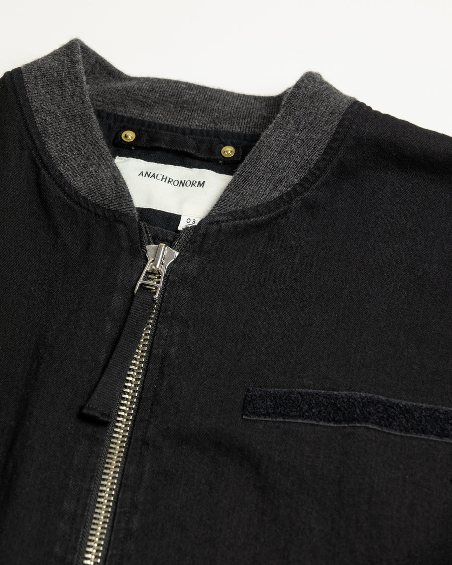 【 商品名：デュアルデニムMA-1 】

本製品は、ブランドのメイン素材であるデニムを使用し、ディティールを忠実に再現しながらシルエットを整えたブラックカラーのMA-1ジャケットです。中綿は入っていませんが、ライトオンスのデニムを採用し、二重縫製によって柔らかさと程よい肉感を両立した着心地の良い一着に仕上げています。生地にはムラ糸を使用した8ozデニムを採用しており、シャープなムラ形状と粗野な風合いが、より一層ヴィンテージ感を引き立てます。また、加工にはワンウォッシュを施し、自然な風合いを持たせています。