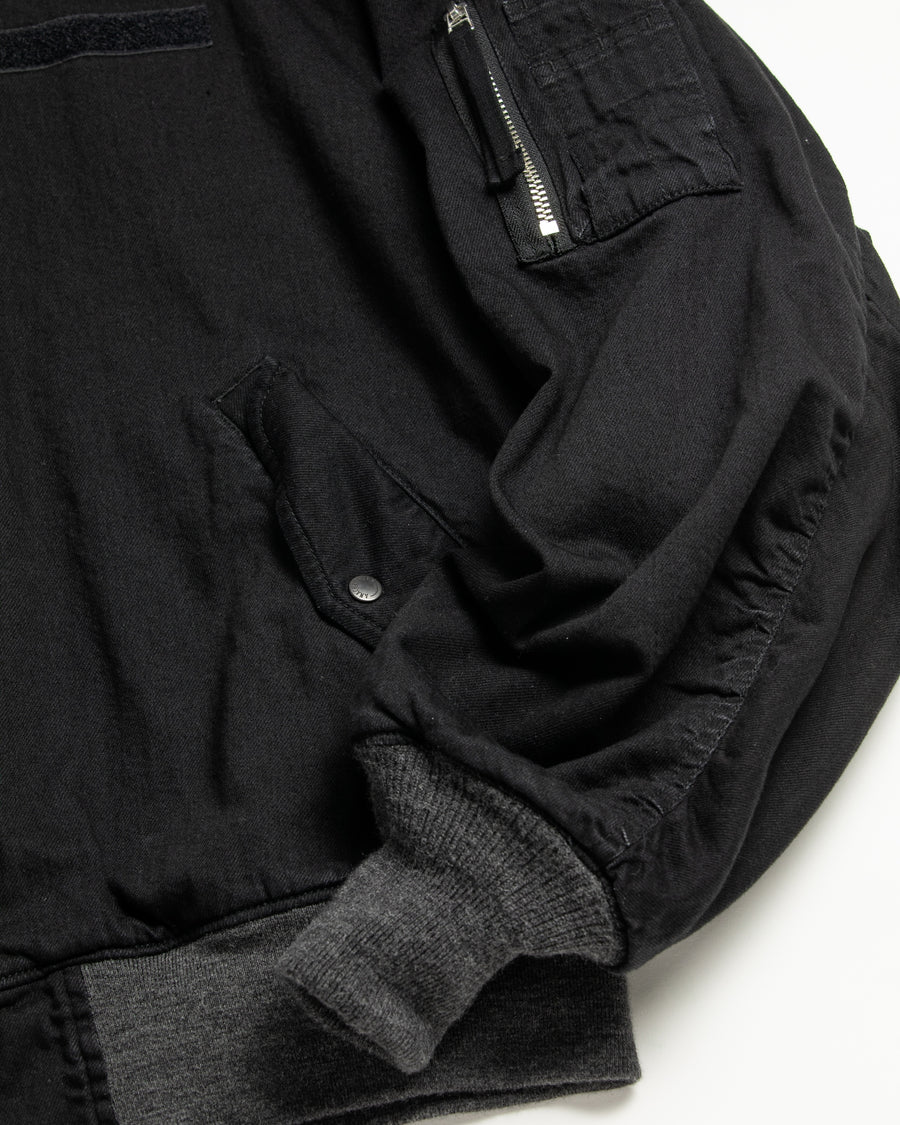 【 商品名：デュアルデニムMA-1 】

本製品は、ブランドのメイン素材であるデニムを使用し、ディティールを忠実に再現しながらシルエットを整えたブラックカラーのMA-1ジャケットです。中綿は入っていませんが、ライトオンスのデニムを採用し、二重縫製によって柔らかさと程よい肉感を両立した着心地の良い一着に仕上げています。生地にはムラ糸を使用した8ozデニムを採用しており、シャープなムラ形状と粗野な風合いが、より一層ヴィンテージ感を引き立てます。また、加工にはワンウォッシュを施し、自然な風合いを持たせています。