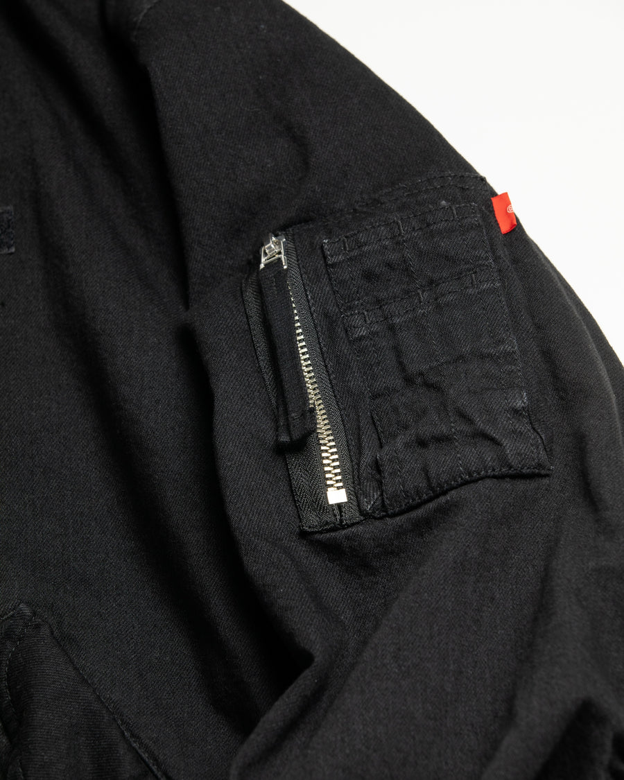 【 商品名：デュアルデニムMA-1 】

本製品は、ブランドのメイン素材であるデニムを使用し、ディティールを忠実に再現しながらシルエットを整えたブラックカラーのMA-1ジャケットです。中綿は入っていませんが、ライトオンスのデニムを採用し、二重縫製によって柔らかさと程よい肉感を両立した着心地の良い一着に仕上げています。生地にはムラ糸を使用した8ozデニムを採用しており、シャープなムラ形状と粗野な風合いが、より一層ヴィンテージ感を引き立てます。また、加工にはワンウォッシュを施し、自然な風合いを持たせています。