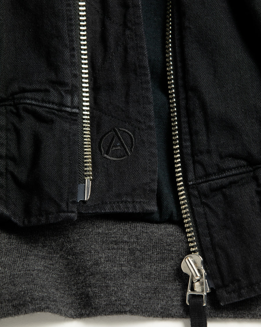 【 商品名：デュアルデニムMA-1 】

本製品は、ブランドのメイン素材であるデニムを使用し、ディティールを忠実に再現しながらシルエットを整えたブラックカラーのMA-1ジャケットです。中綿は入っていませんが、ライトオンスのデニムを採用し、二重縫製によって柔らかさと程よい肉感を両立した着心地の良い一着に仕上げています。生地にはムラ糸を使用した8ozデニムを採用しており、シャープなムラ形状と粗野な風合いが、より一層ヴィンテージ感を引き立てます。また、加工にはワンウォッシュを施し、自然な風合いを持たせています。