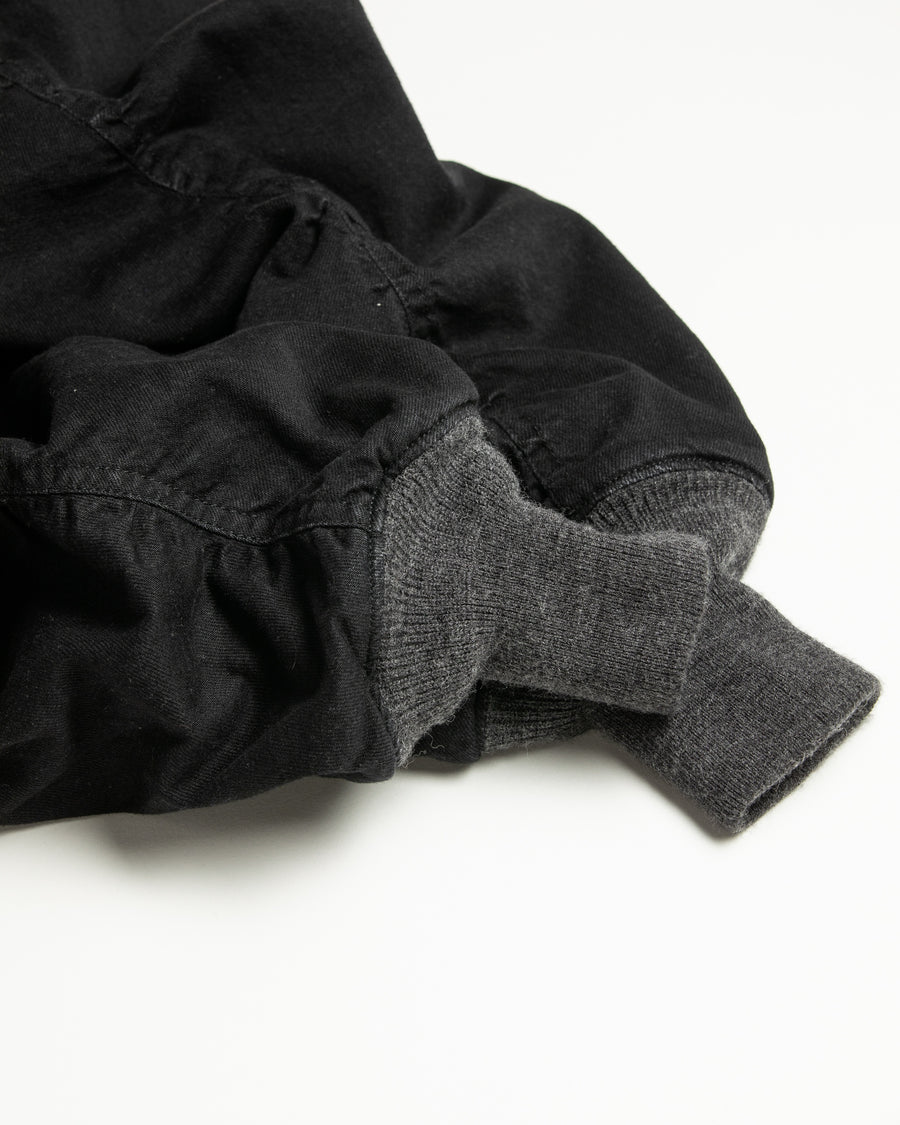 【 商品名：デュアルデニムMA-1 】

本製品は、ブランドのメイン素材であるデニムを使用し、ディティールを忠実に再現しながらシルエットを整えたブラックカラーのMA-1ジャケットです。中綿は入っていませんが、ライトオンスのデニムを採用し、二重縫製によって柔らかさと程よい肉感を両立した着心地の良い一着に仕上げています。生地にはムラ糸を使用した8ozデニムを採用しており、シャープなムラ形状と粗野な風合いが、より一層ヴィンテージ感を引き立てます。また、加工にはワンウォッシュを施し、自然な風合いを持たせています。