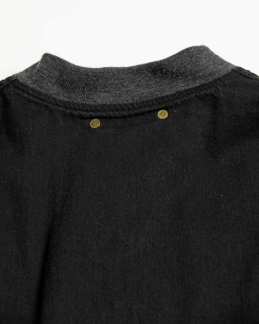 【 商品名：デュアルデニムMA-1 】

本製品は、ブランドのメイン素材であるデニムを使用し、ディティールを忠実に再現しながらシルエットを整えたブラックカラーのMA-1ジャケットです。中綿は入っていませんが、ライトオンスのデニムを採用し、二重縫製によって柔らかさと程よい肉感を両立した着心地の良い一着に仕上げています。生地にはムラ糸を使用した8ozデニムを採用しており、シャープなムラ形状と粗野な風合いが、より一層ヴィンテージ感を引き立てます。また、加工にはワンウォッシュを施し、自然な風合いを持たせています。